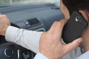 Lees meer over het artikel Parkeerbelasting verschuldigd bij stilstaan om te bellen