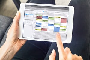 Lees meer over het artikel Geen zelfstandigenaftrek voor ondernemer, die ook werkt voor de bv van de partner