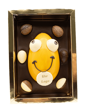 Blij ei in een plak van chocolade met chocolade eitjes rondom