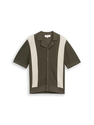 Knitted shirt with a collar