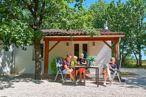chenille-1a-frankrijk-village-des-cigales-dordogne-lot-vakantiepark-zwembad-glijbaan-nederlands
