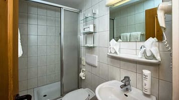 255516_bad-im-doppelzimmer-dzs-jufa-hotel-schwarzwald