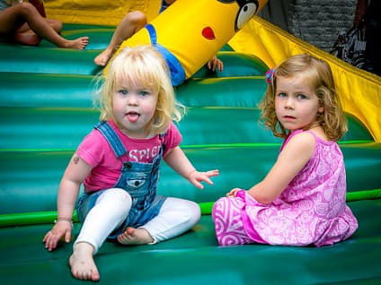 kinderen op springkussen