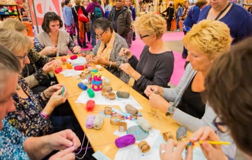 Creatief met divers materiaal op de KreaDoe beurs 2019.