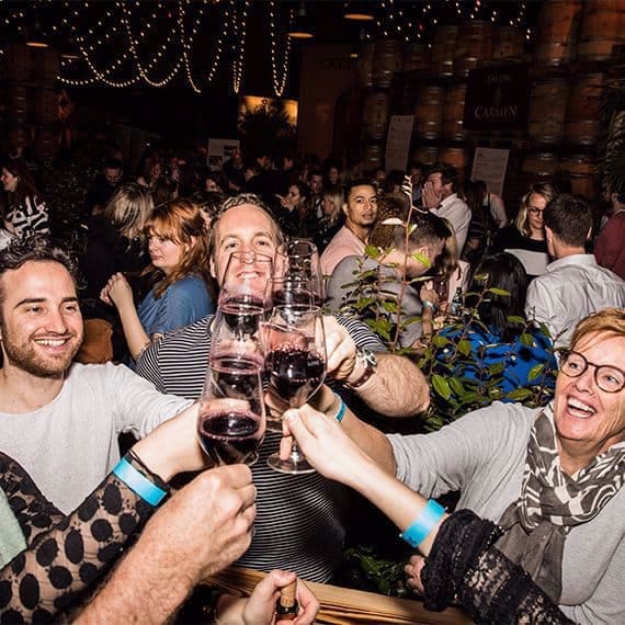 Proosten op de goede oogst tijdens het wine festival.