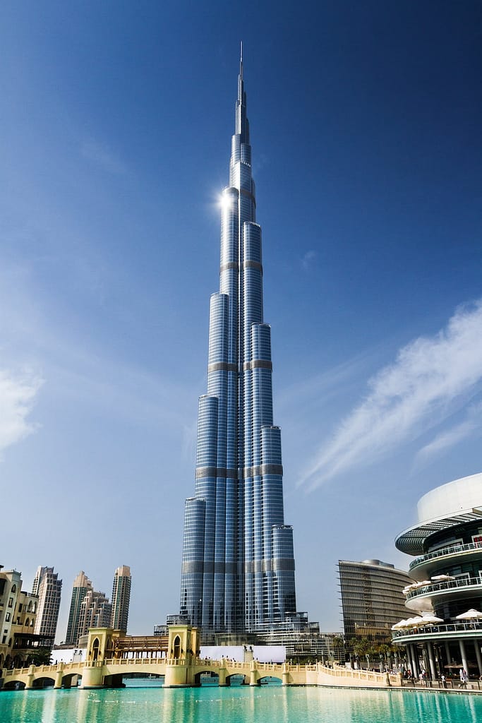 Deze afbeelding heeft een leeg alt-attribuut; de bestandsnaam is dubai-tower-arab-khalifa-162031-683x1024.jpeg