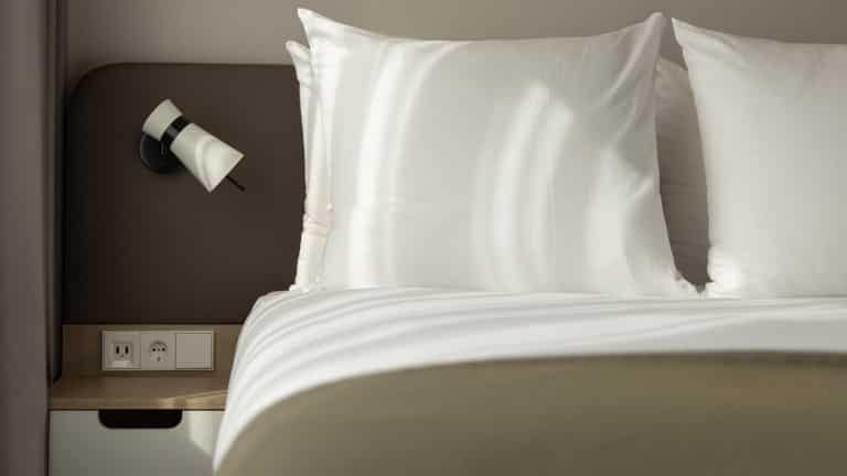 245620_holiday-inn-eindhoven-bed-detail-1-copy