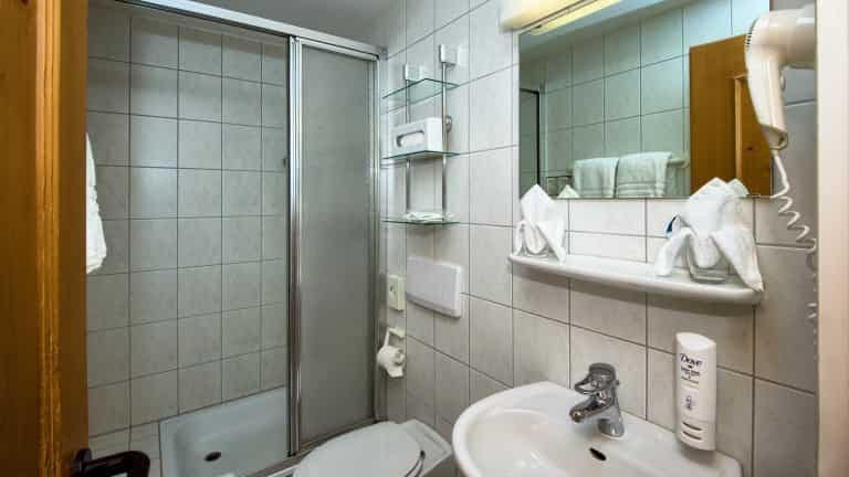 255516_bad-im-doppelzimmer-dzs-jufa-hotel-schwarzwald