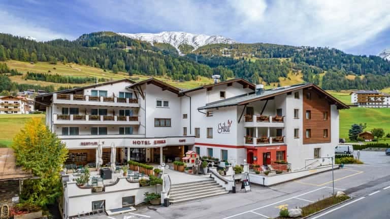 271040_20241006-exterior-hotel-erika-4