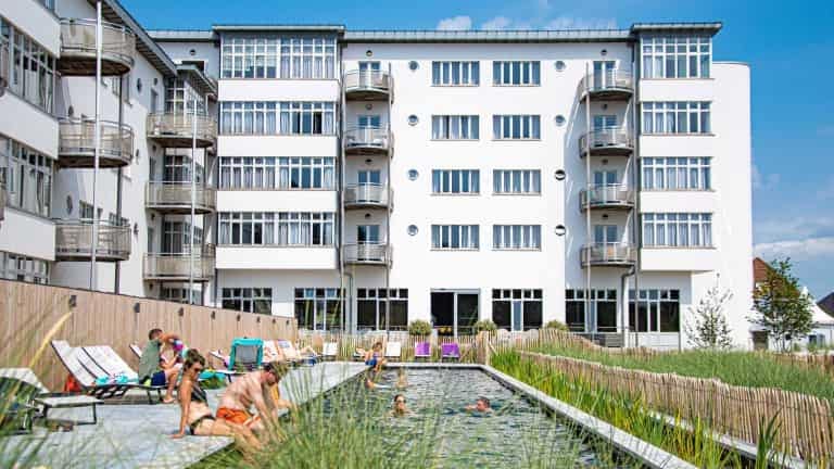 275752_westbay-natuurzwembad