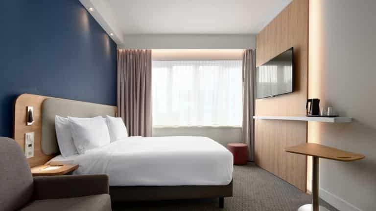 283269_queen-sofa-room-07