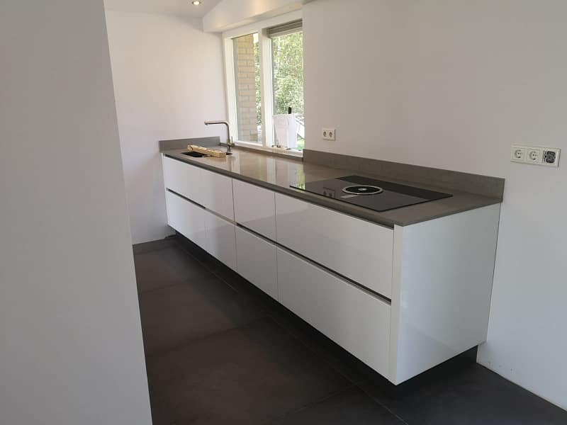 Moderne-witte-hoogglans-keuken-Lemele-2