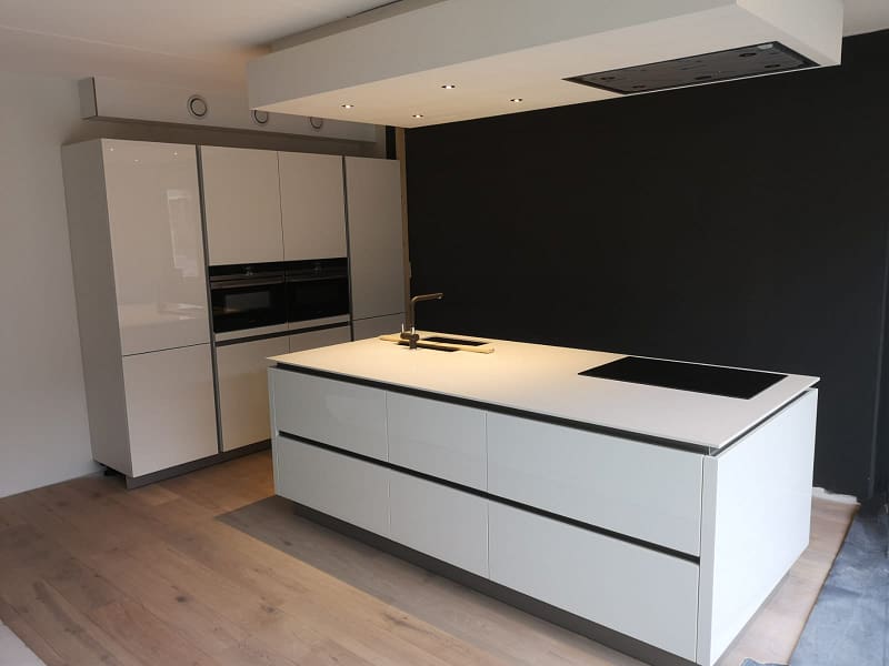 Moderne-greeploze-witte-keuken-met-wit-blad