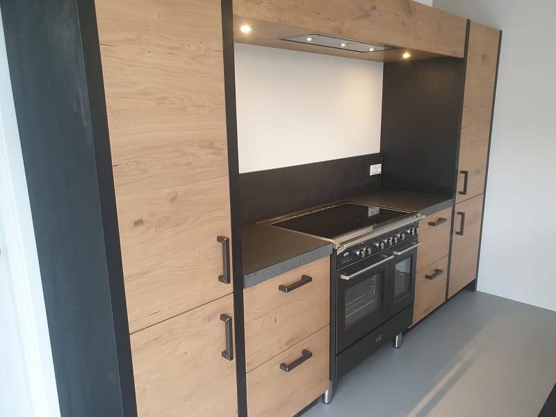 Moderne-zwart-en-eikenhouten-keuken-met-eiland-4
