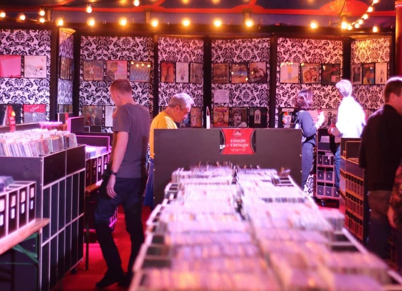 de grootste platenmarkt van Nederland tijdens het Top 2000 café