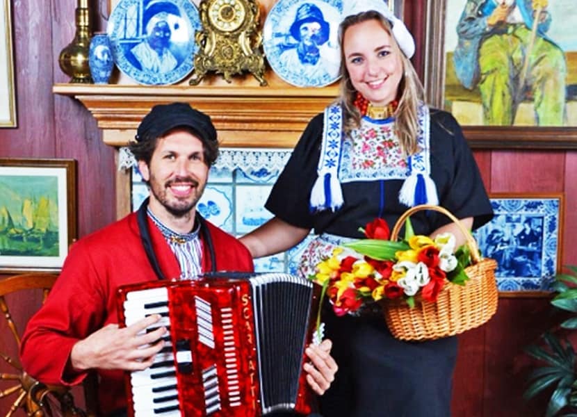 Combi ticket bestellen voor E Scooter huur, Rondvaart en traditionele klederdracht foto