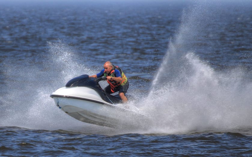 Man op jetski in het water