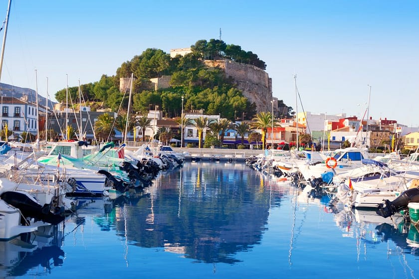 Het haventje van Denia in Alicante, Spanje