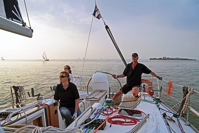 Mensen op een zeilboot op het IJsselmeer