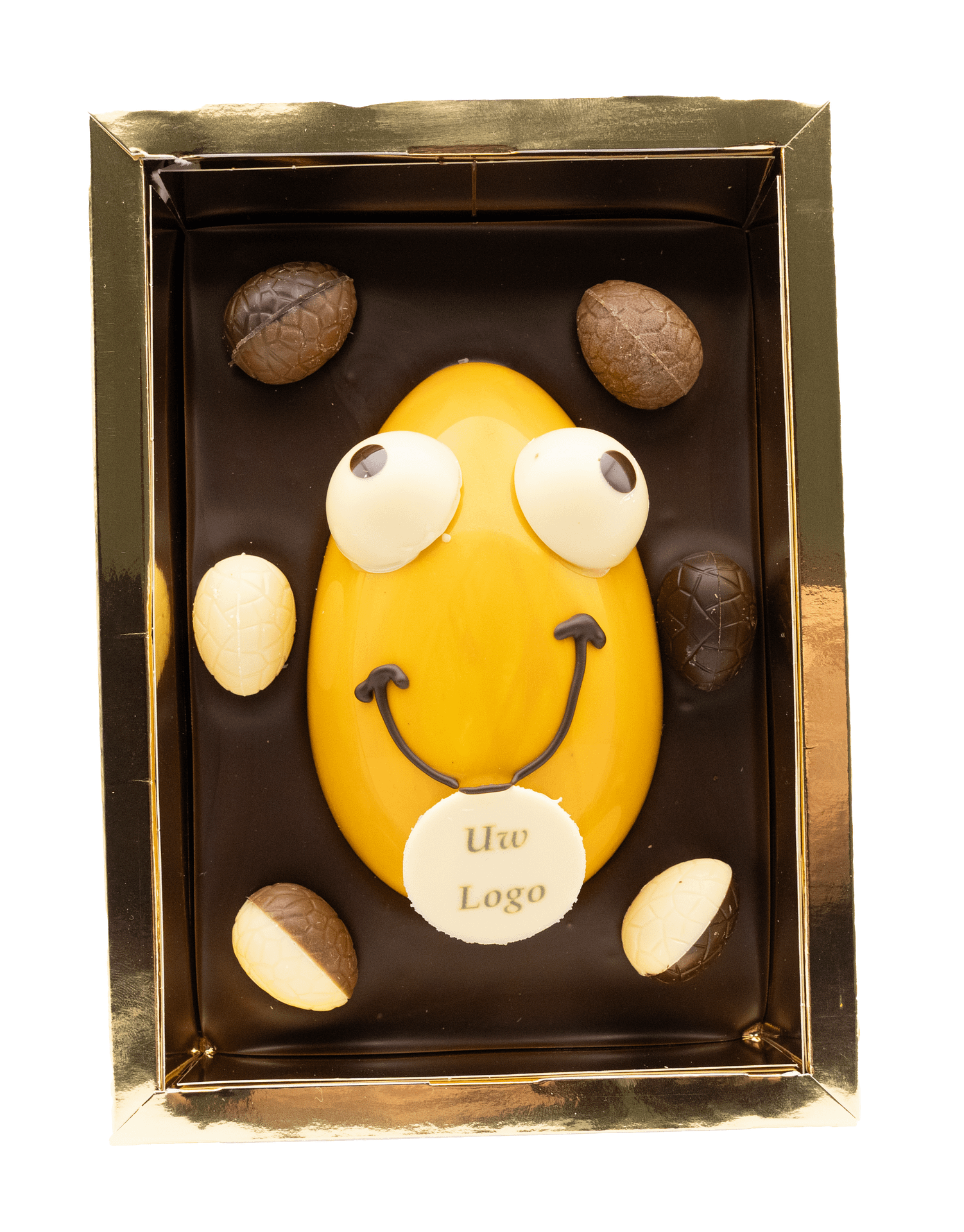 Blij ei in een plak van chocolade met chocolade eitjes rondom