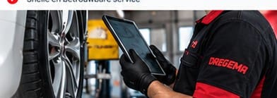 Monteur controleert een auto