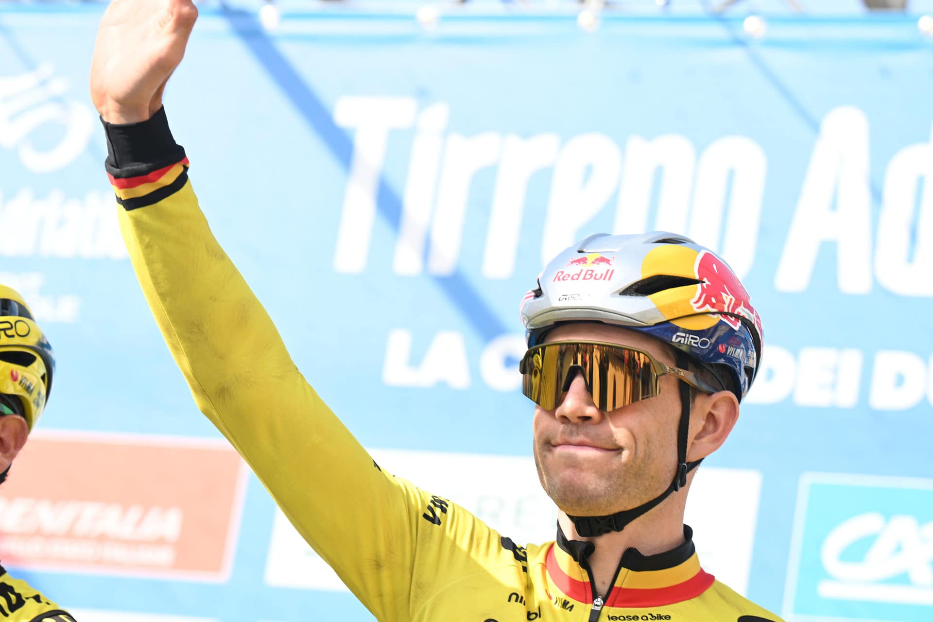 Marly Grav Race: Van Aert wint solo in Valkenburg, Wiebes prolongeert winst