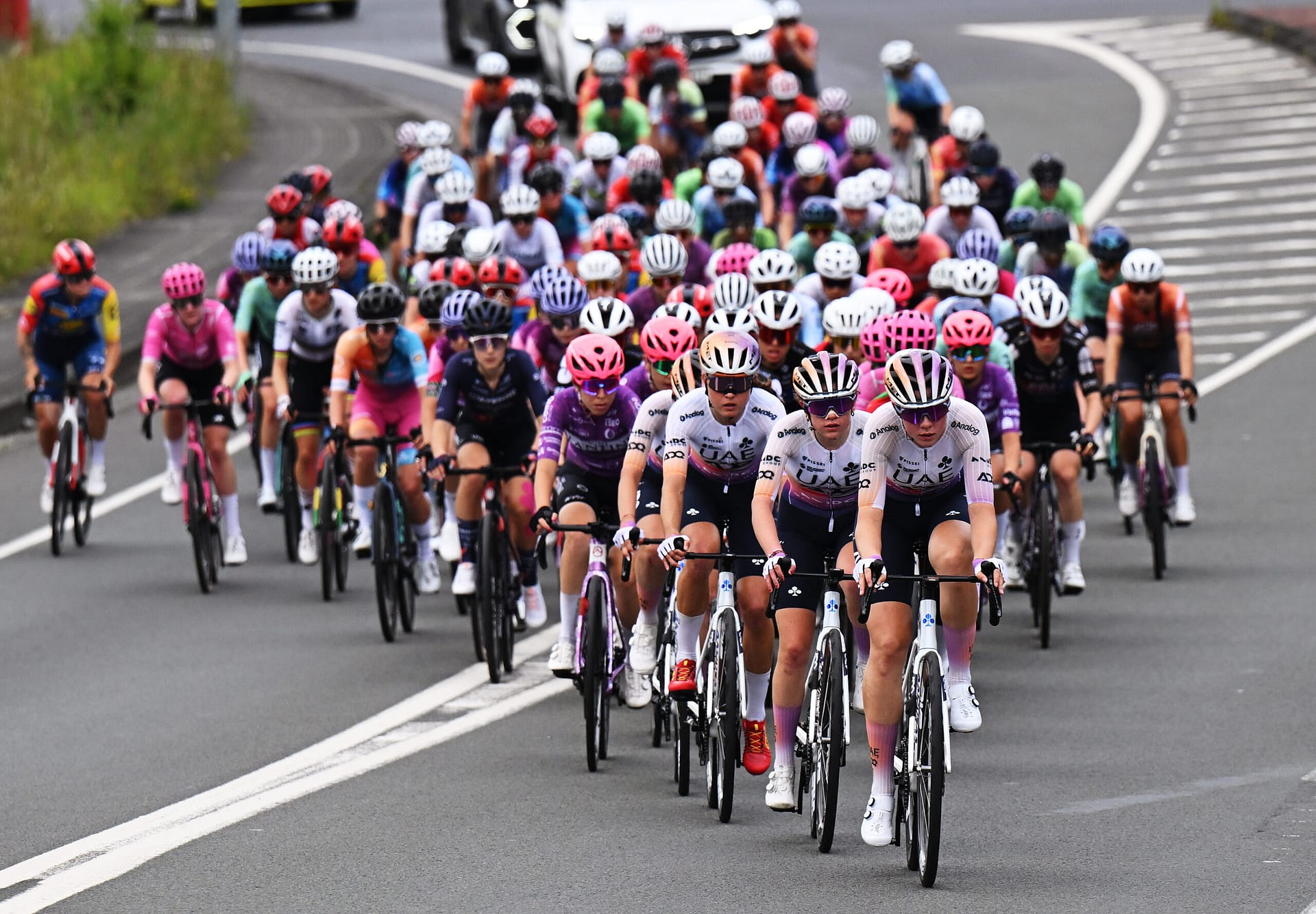 Het vrouwenpeloton rijdt bergop tijdens de Durango-Durango-wedstrijd in Spanje