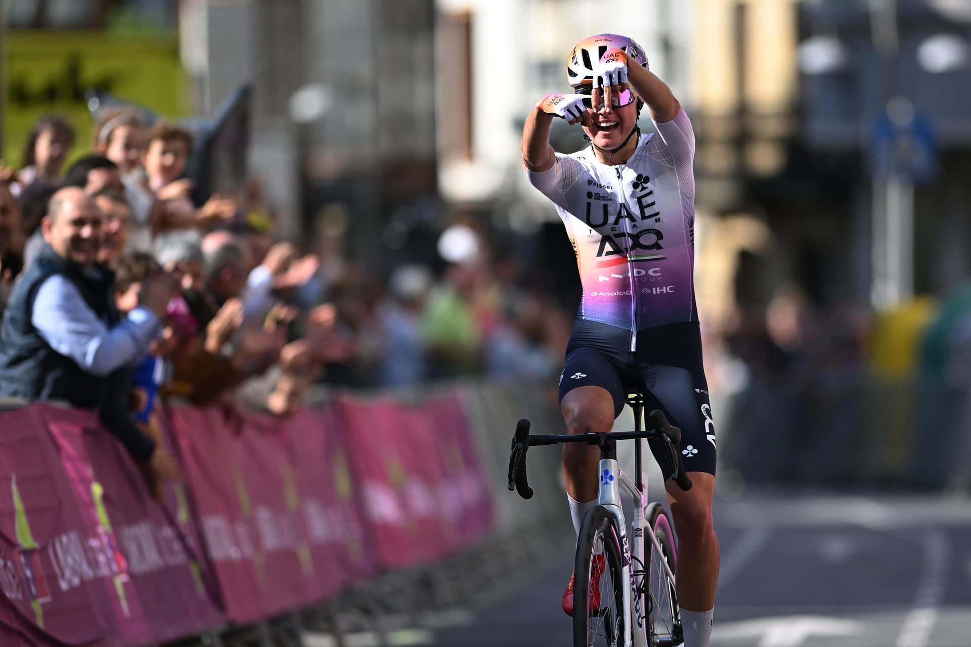 Paula Blasi viert haar overwinning bij de finish van een wegwedstrijd in Durango