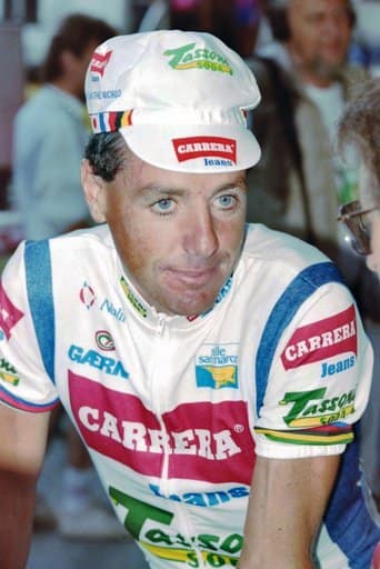 Stephen Roche in Tour de France tenue met Carrera pet tijdens een wedstrijdmoment in 1992.
