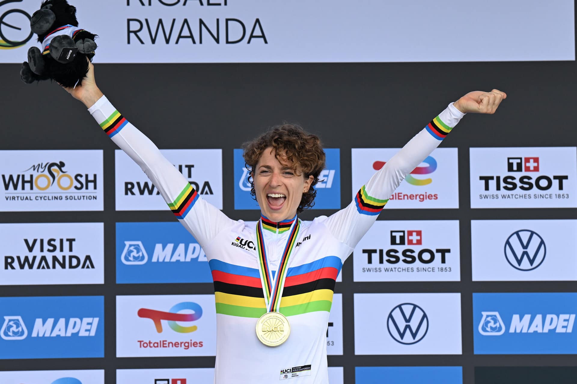 Marlen Reusser viert haar wereldtitel tijdrijden op het podium met een gouden medaille