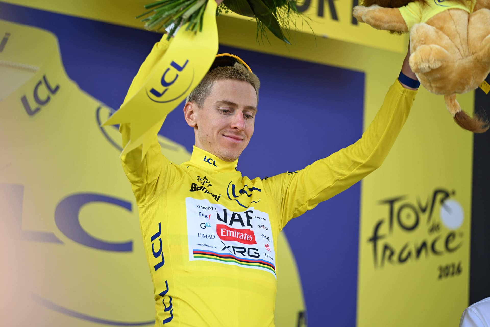 Tadej Pogačar viert een Tour de France-zege op het podium