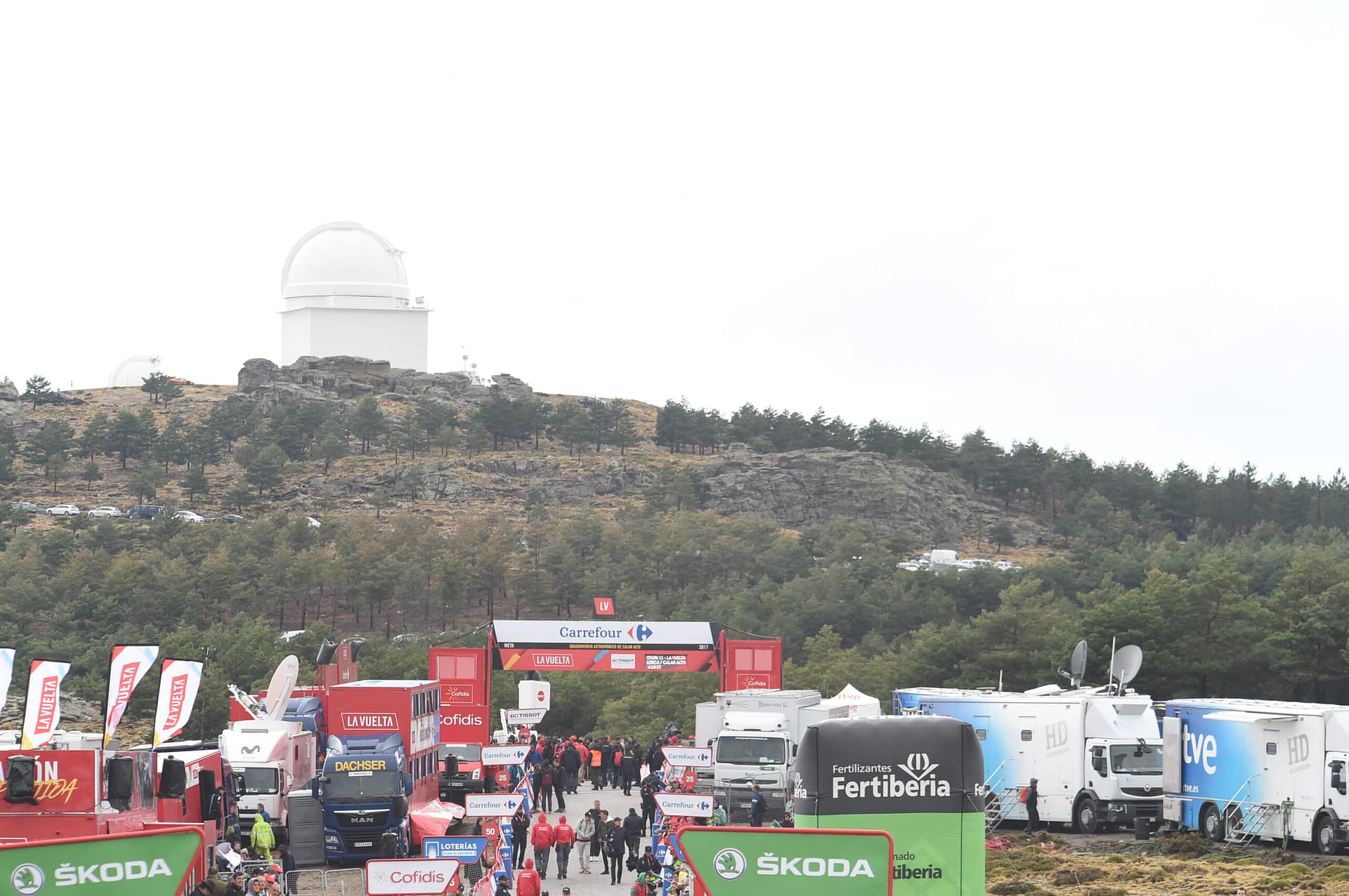 Vuelta a España-finishgebied onder de sterrenwacht van Calar Alto