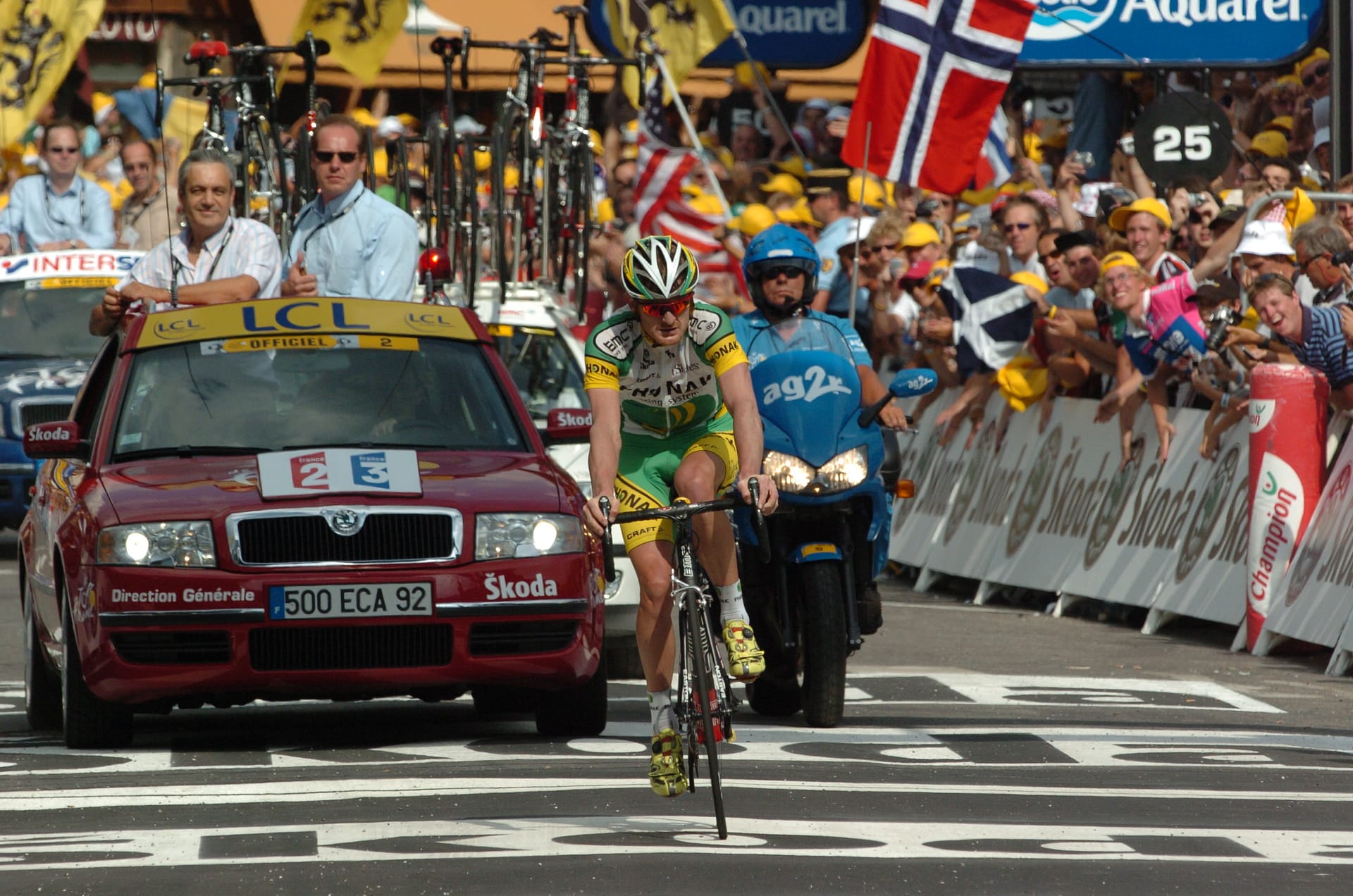 Floyd Landis of Phonak leads Stage 17 of the Tour de France toward Morzine, followed by a Skoda race director car.
