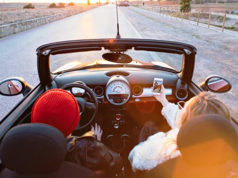 Trek erop uit in een Mini Cabriolet.